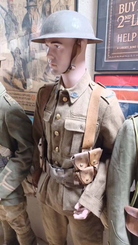 ANZAC Uniforms on mannequins - AUSTRALIA & NEW ZEALAND - World ...